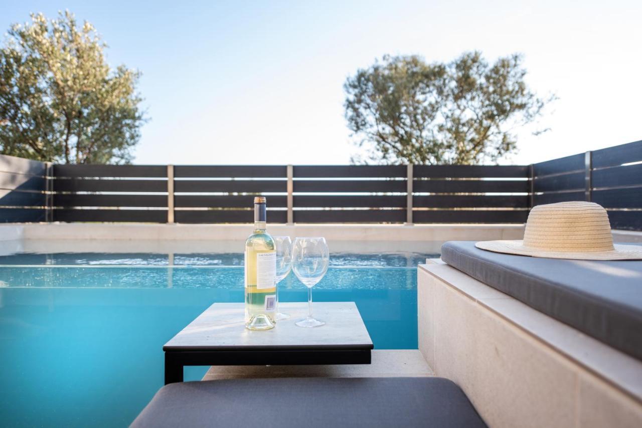 ניאה אירקליה Serene Seafront Villas מראה חיצוני תמונה